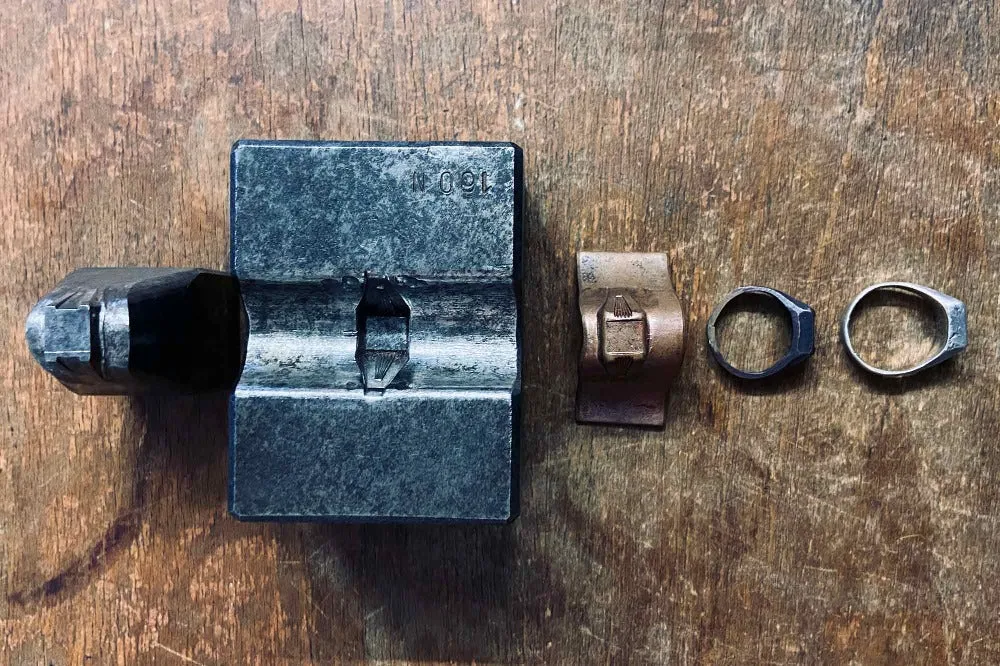 #017 - Signet Ring Grip