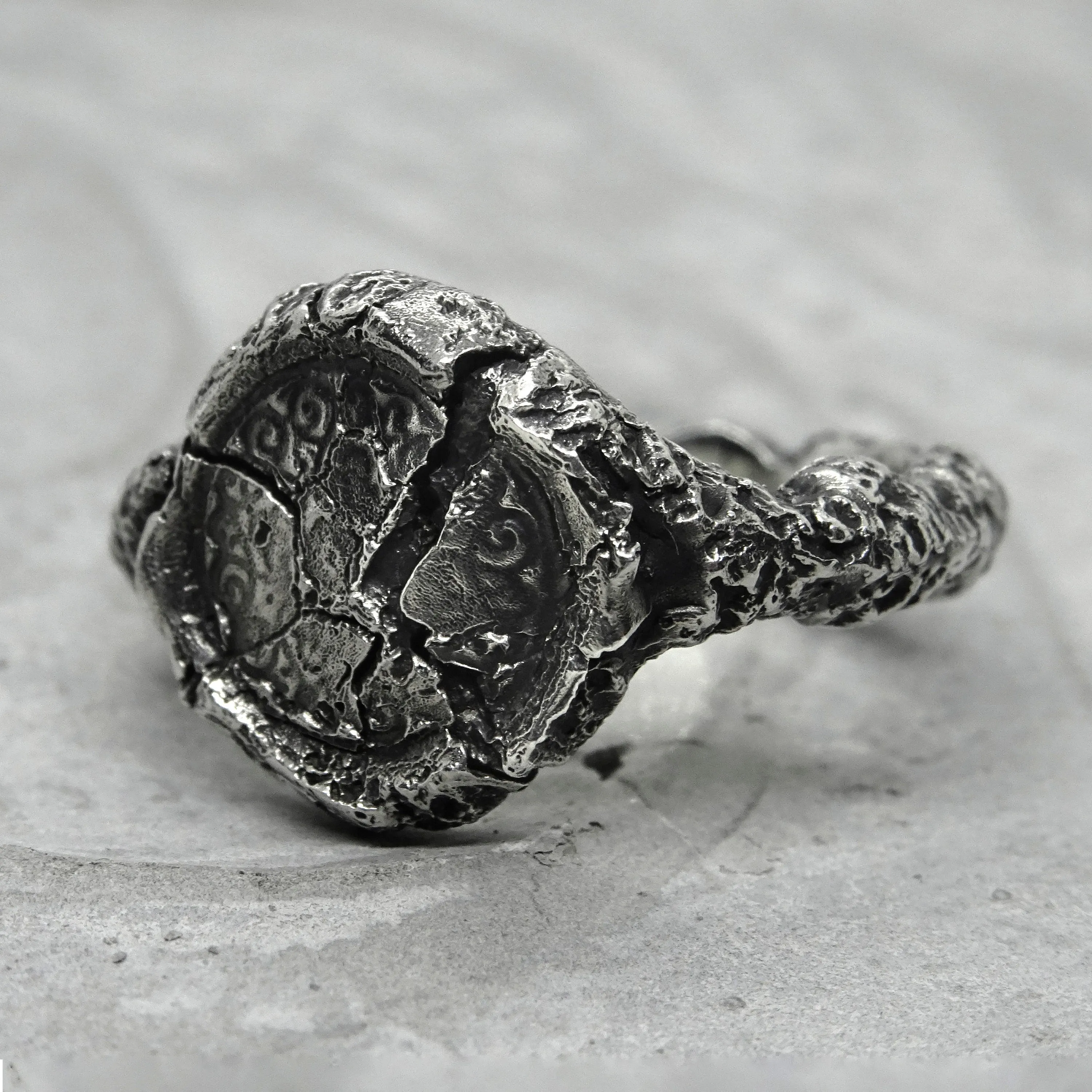 Byzantium ring- Unusual ring with patterns and cracks
