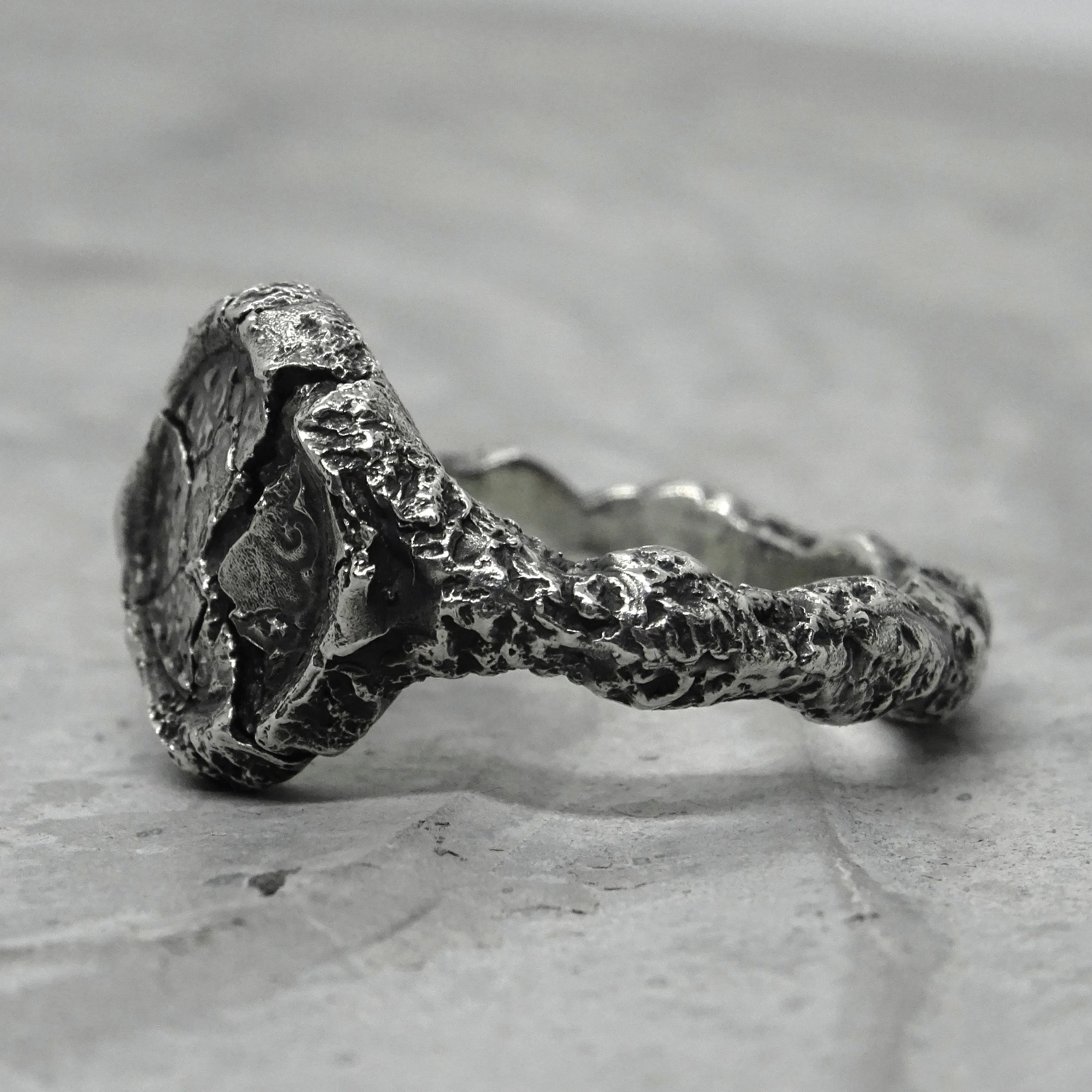 Byzantium ring- Unusual ring with patterns and cracks