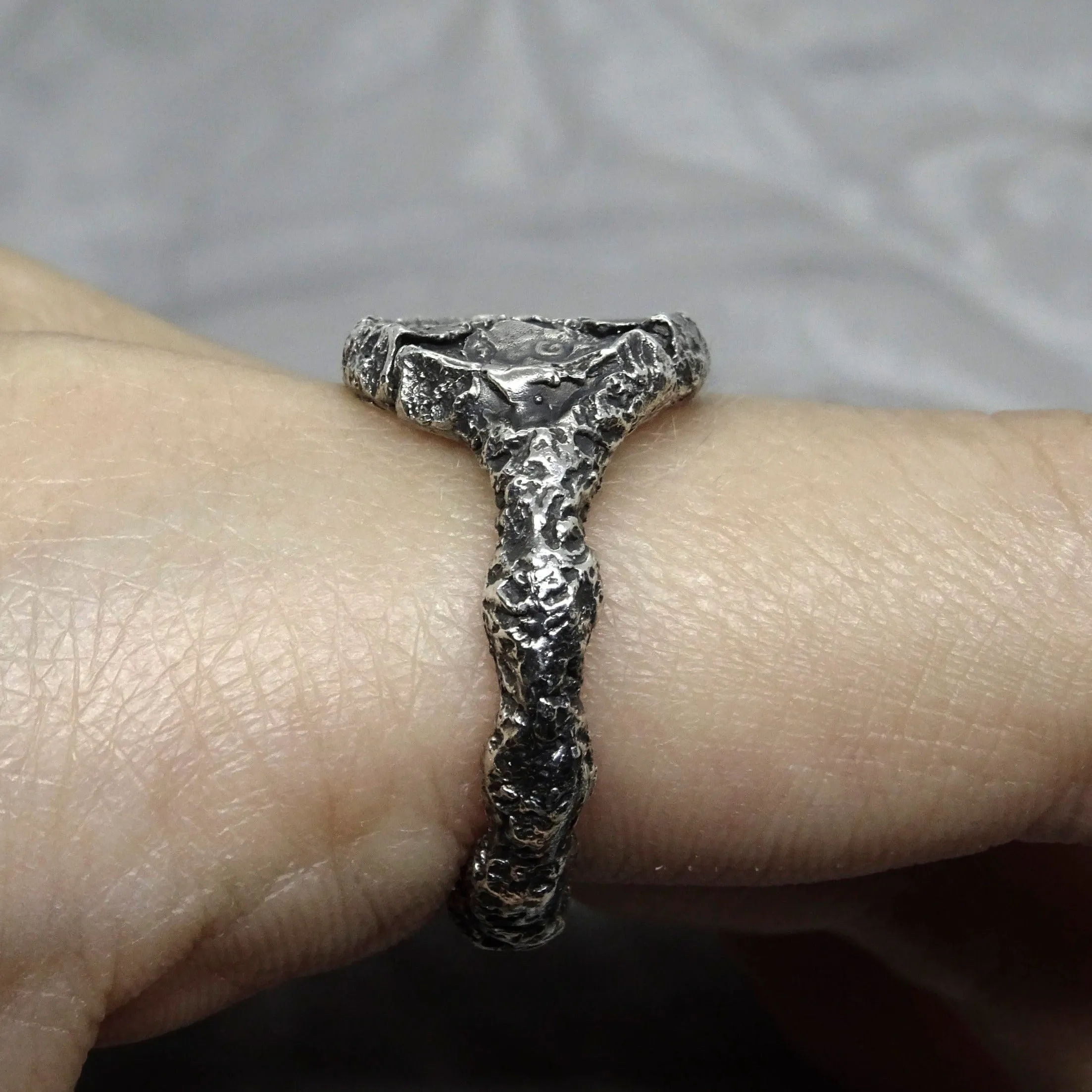Byzantium ring- Unusual ring with patterns and cracks