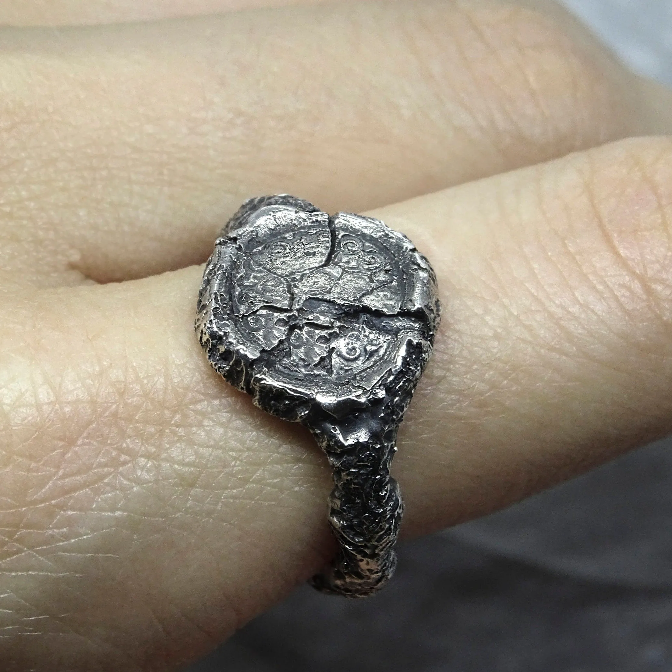 Byzantium ring- Unusual ring with patterns and cracks