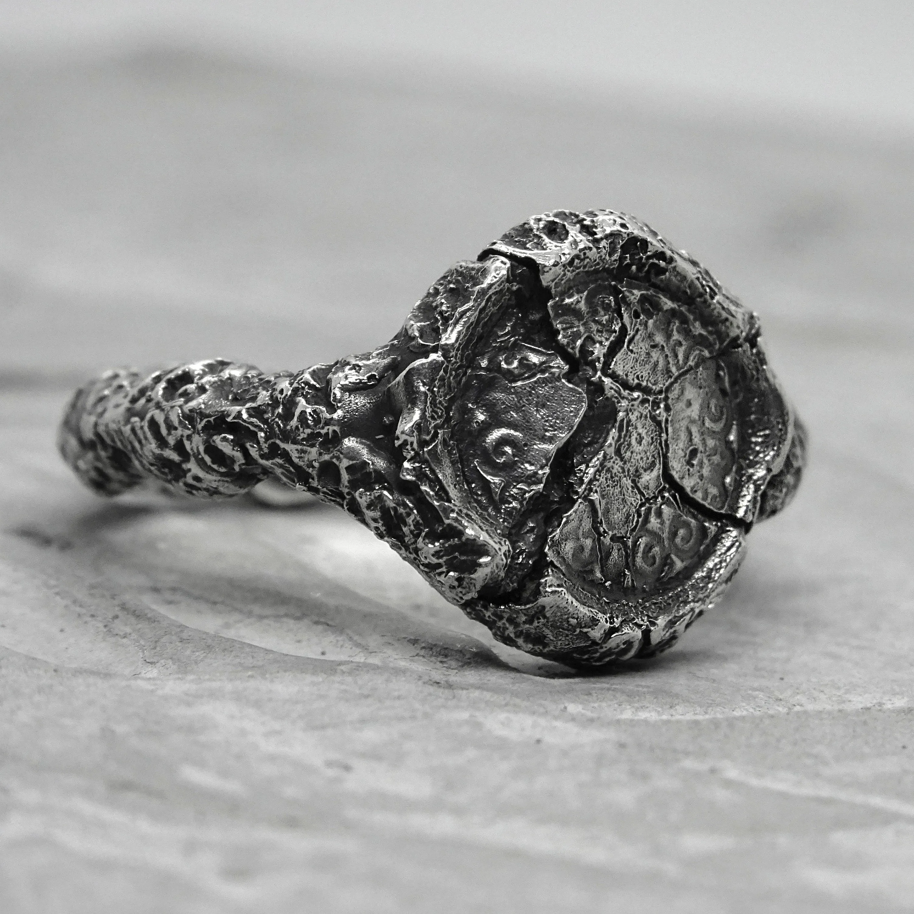 Byzantium ring- Unusual ring with patterns and cracks