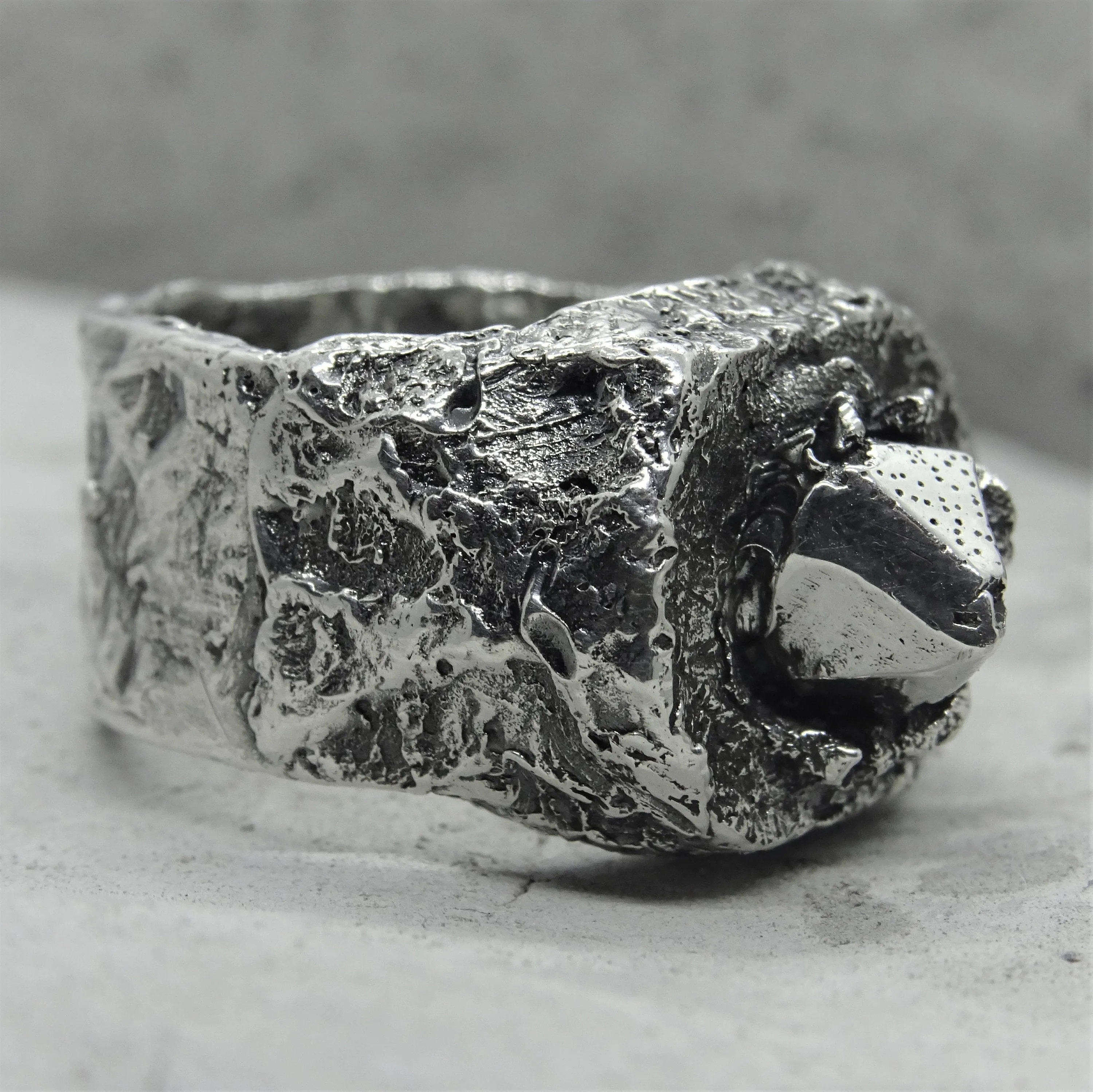 Cristal ring- unusual ring with stone texture and silver crystal