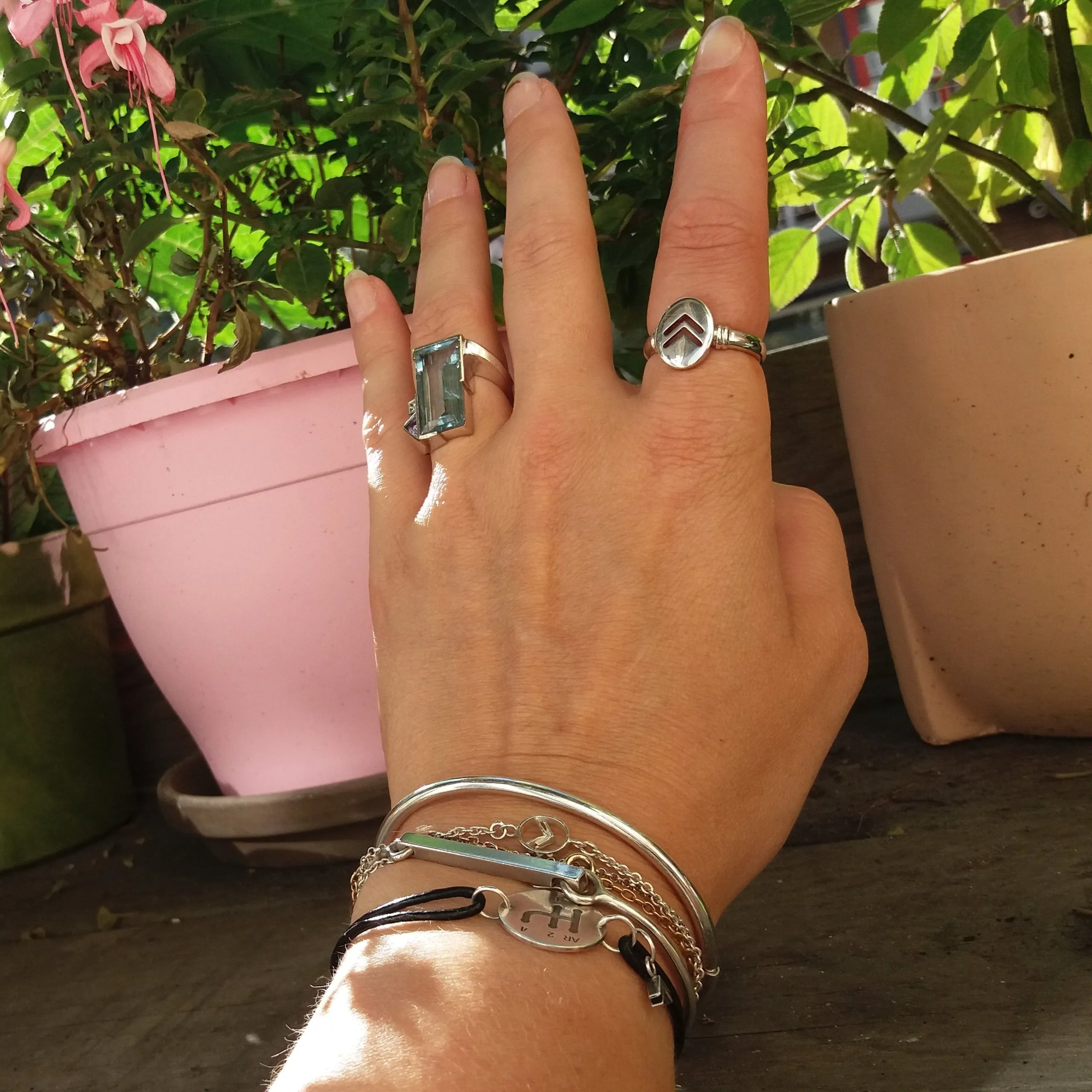 Double chevron signet ring