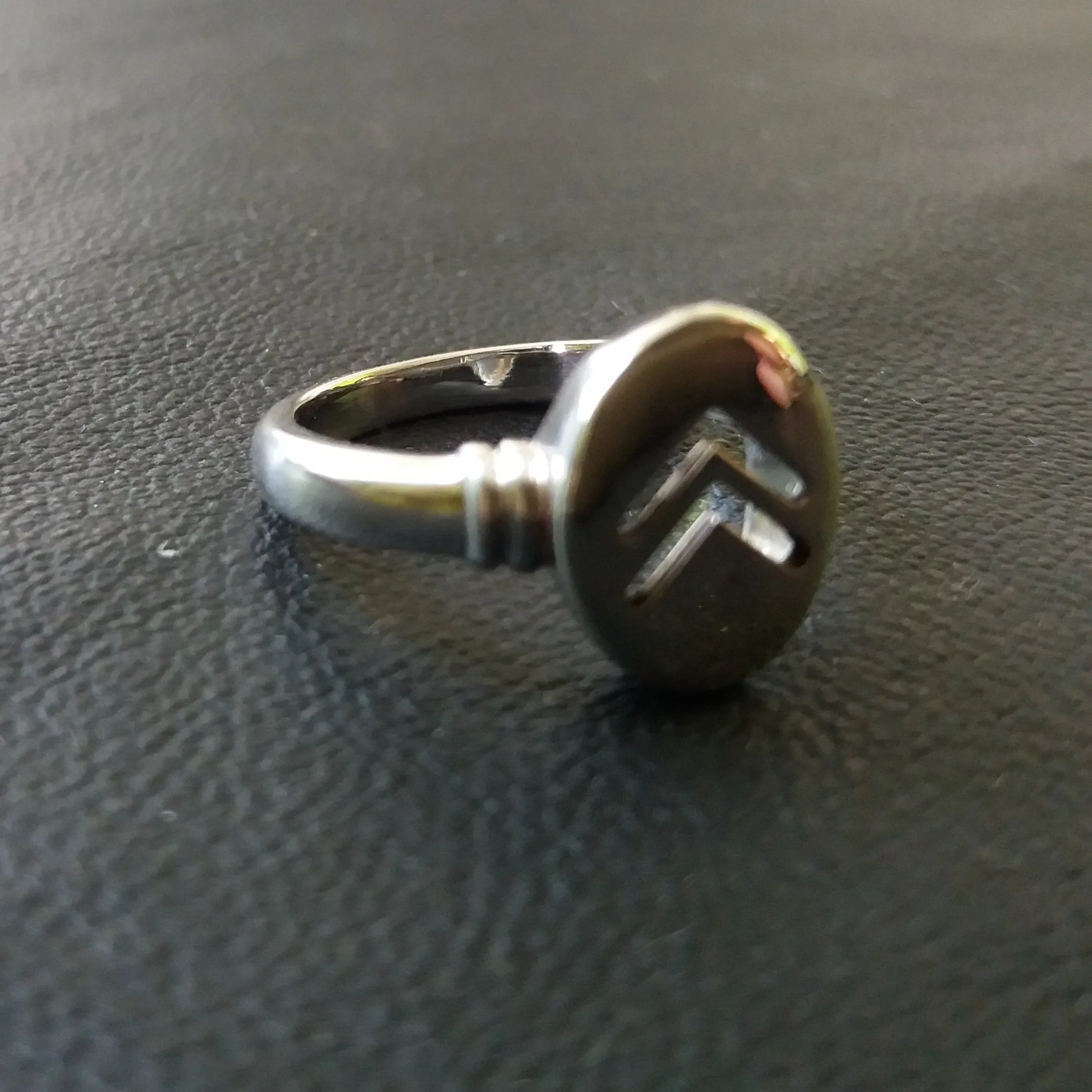 Double chevron signet ring
