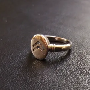 Double chevron signet ring