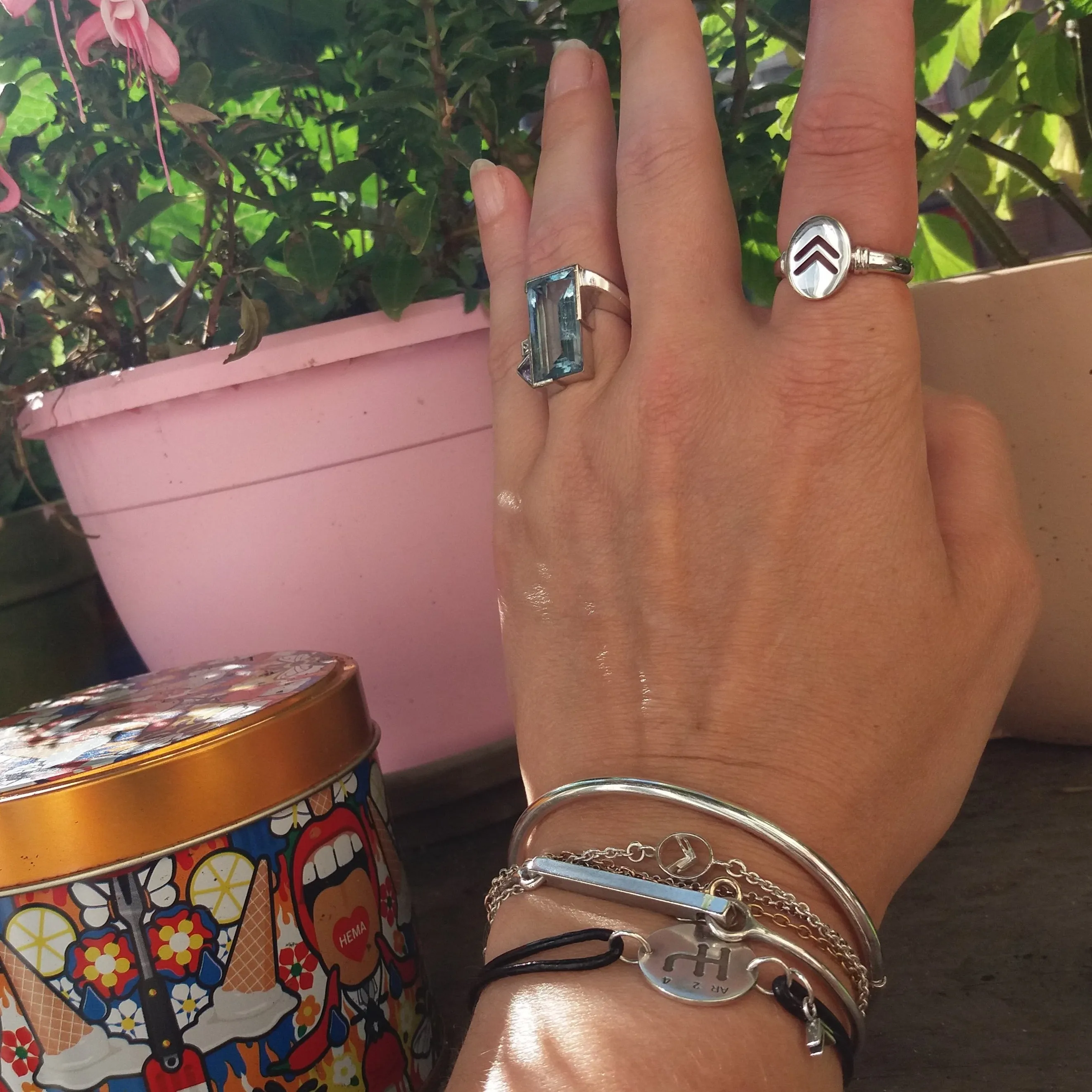 Double chevron signet ring