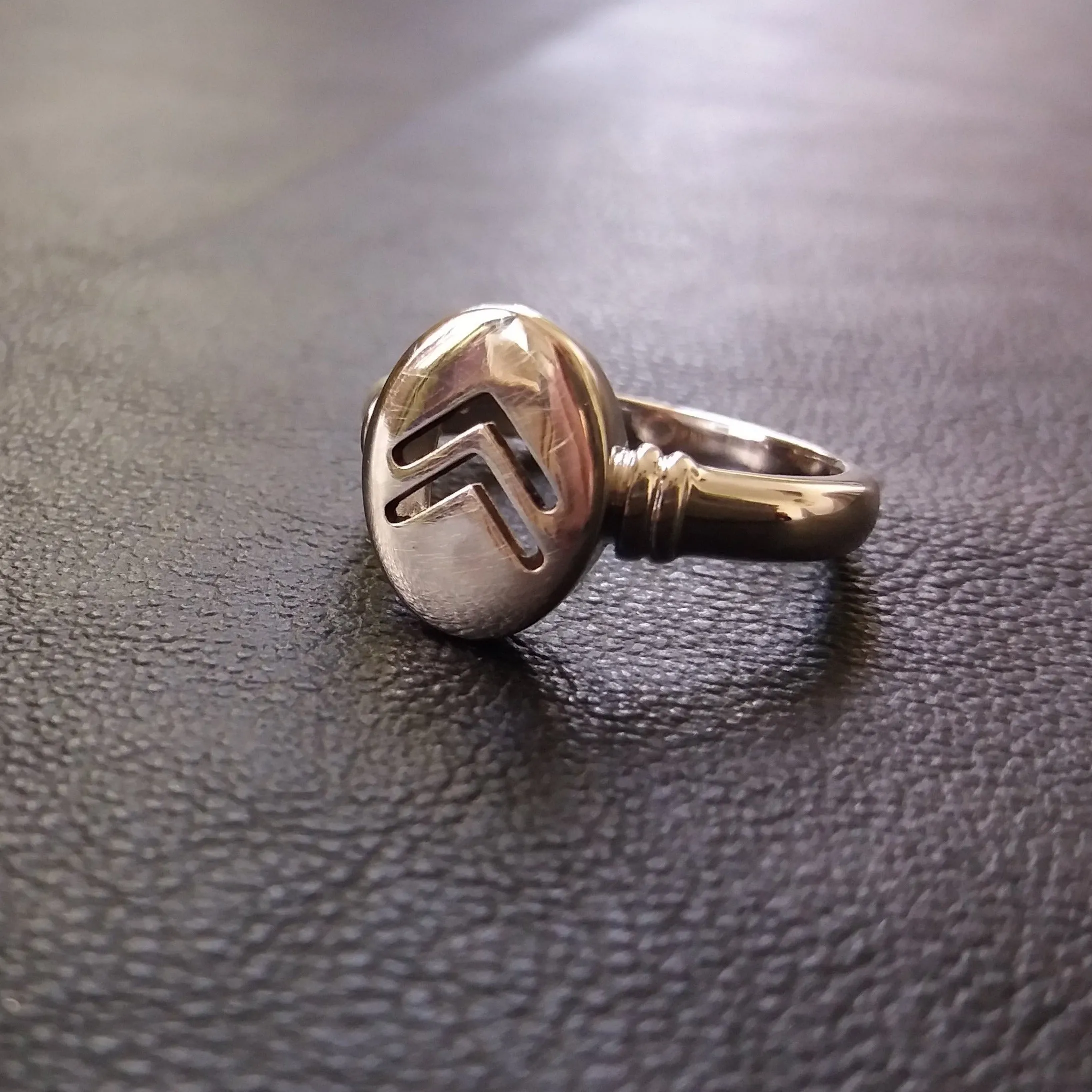 Double chevron signet ring